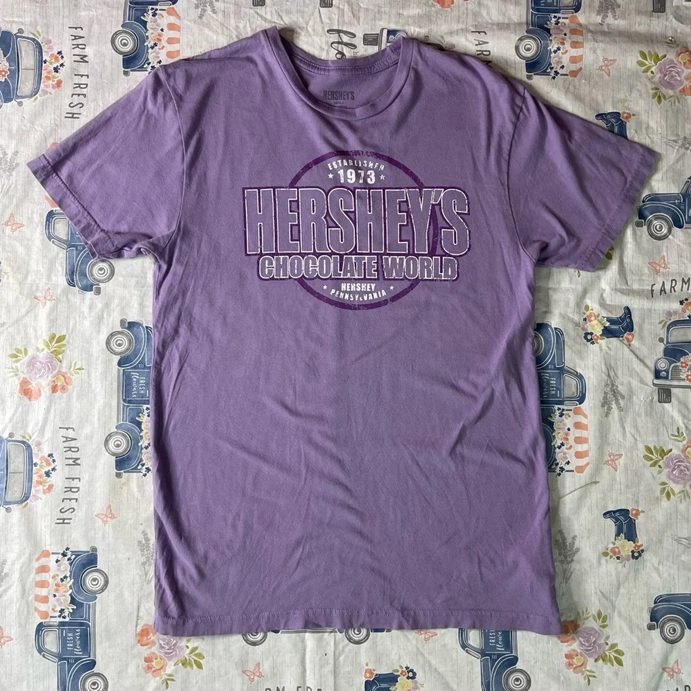 Hershey’s “Chocolate World” Established 1973 Graphic Tee – Size Small (NWOT)